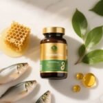 Frasco premium do PROMEGA sobre mármore branco rodeado de favo de mel própolis e elementos naturais representando a combinação de ômega-3 e própolis da Joie Suplementos