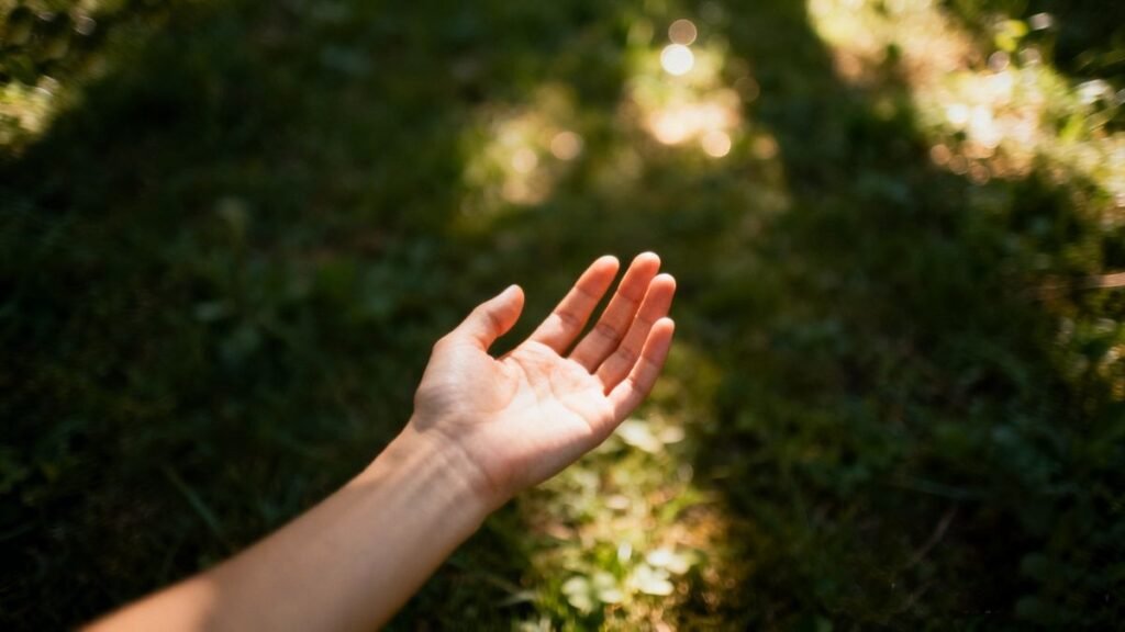 Mão relaxada com fundo de folhas verdes desfocadas representando o efeito calmante do magnésio quelato no sistema nervoso
